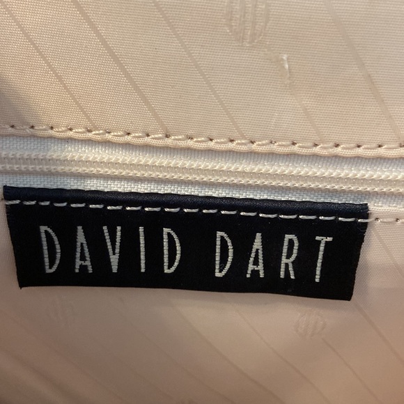 David Dart Purse size long 8.5” and long 8” shoulder sting is 22” not adjustable - Picture 3 of 9